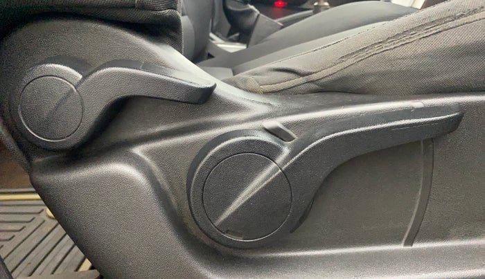 2013 Mahindra XUV500 W6, Diesel, Manual, 1,20,365 km, Driver Side Adjustment Panel