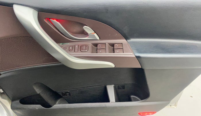 2013 Mahindra XUV500 W6, Diesel, Manual, 1,20,365 km, Driver Side Door Panels Control