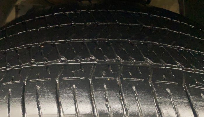 2013 Mahindra XUV500 W6, Diesel, Manual, 1,20,365 km, Left Front Tyre Tread