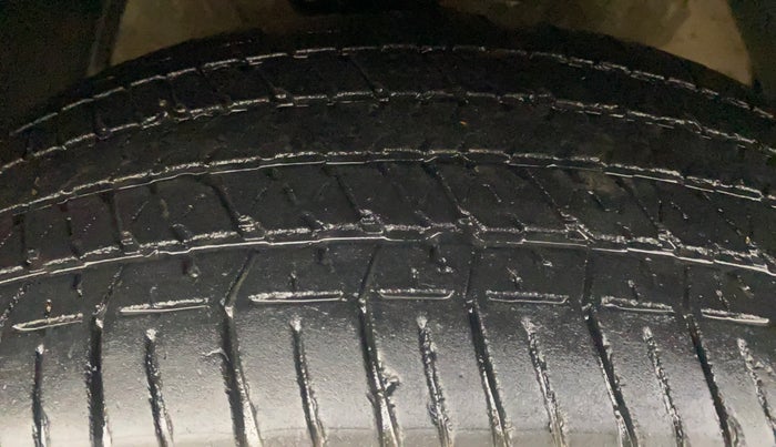 2013 Mahindra XUV500 W6, Diesel, Manual, 1,20,365 km, Right Front Tyre Tread