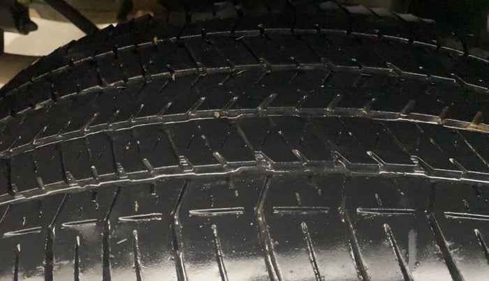 2013 Mahindra XUV500 W6, Diesel, Manual, 1,20,365 km, Right Rear Tyre Tread