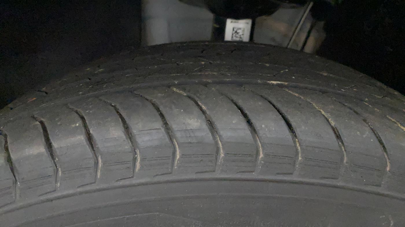 2025 Skoda Kylaq Signature AT, Petrol, Automatic, 6,467 km, Left Front Tyre Tread
