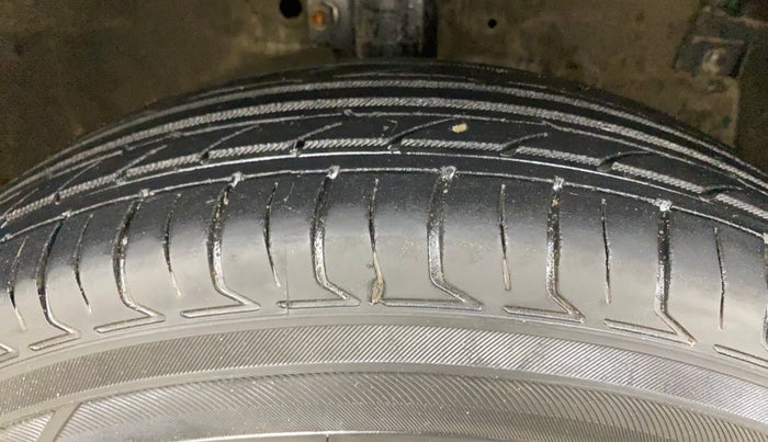 2014 Maruti Swift Dzire VXI, Petrol, Manual, 1,12,388 km, Right Front Tyre Tread