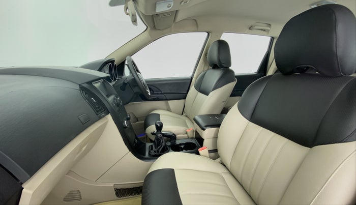 2016 Mahindra XUV500 W4, Diesel, Manual, 74,461 km, Right Side Front Door Cabin