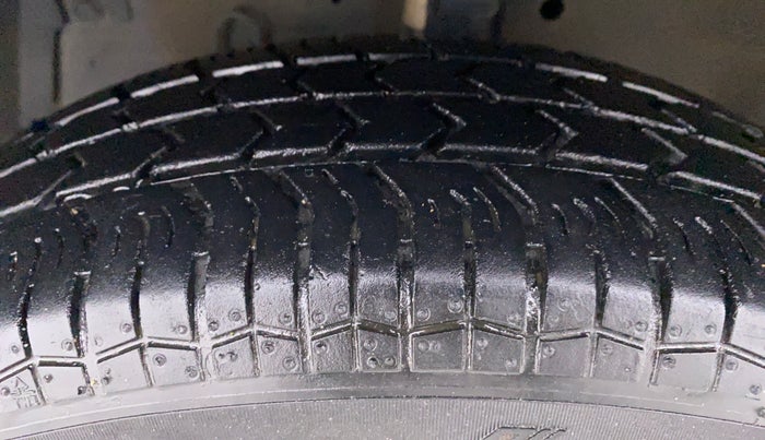 2017 Maruti Swift VXI D, Petrol, Manual, 50,772 km, Left Front Tyre Tread