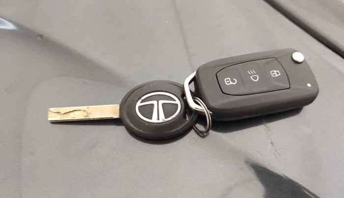 2018 Tata NEXON XM PETROL, Petrol, Manual, 66,283 km, Key Close Up