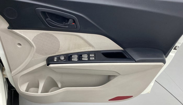 2020 Mahindra XUV300 W6 1.5 DIESEL AMT, Diesel, Automatic, 21,440 km, Driver Side Door Panels Control