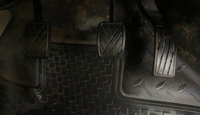 2017 Maruti Ciaz DELTA 1.4 MT PETROL, CNG, Manual, 1,21,751 km, Pedals