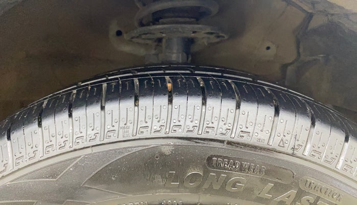 2017 Maruti Ciaz DELTA 1.4 MT PETROL, CNG, Manual, 1,21,751 km, Right Front Tyre Tread