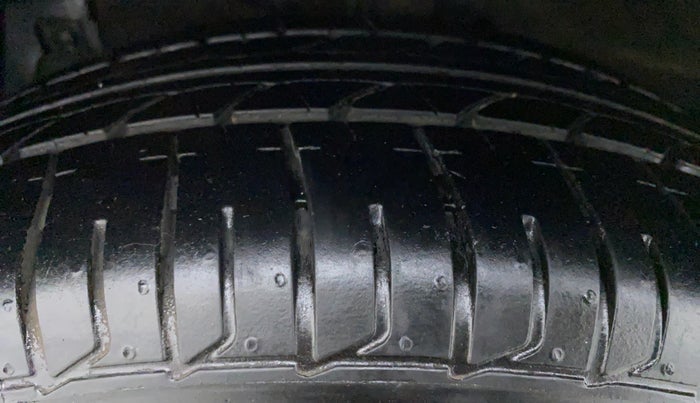 2017 Maruti Ciaz VXI PLUS, Petrol, Manual, 63,181 km, Right Front Tyre Tread