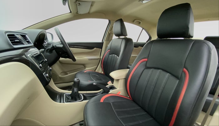 2017 Maruti Ciaz VXI PLUS, Petrol, Manual, 63,181 km, Right Side Front Door Cabin