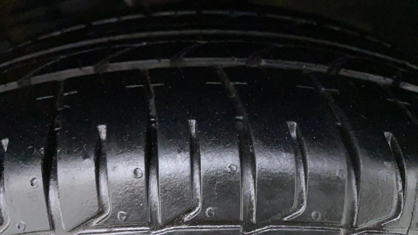 2017 Maruti Ciaz VXI PLUS, Petrol, Manual, 63,181 km, Left Front Tyre Tread