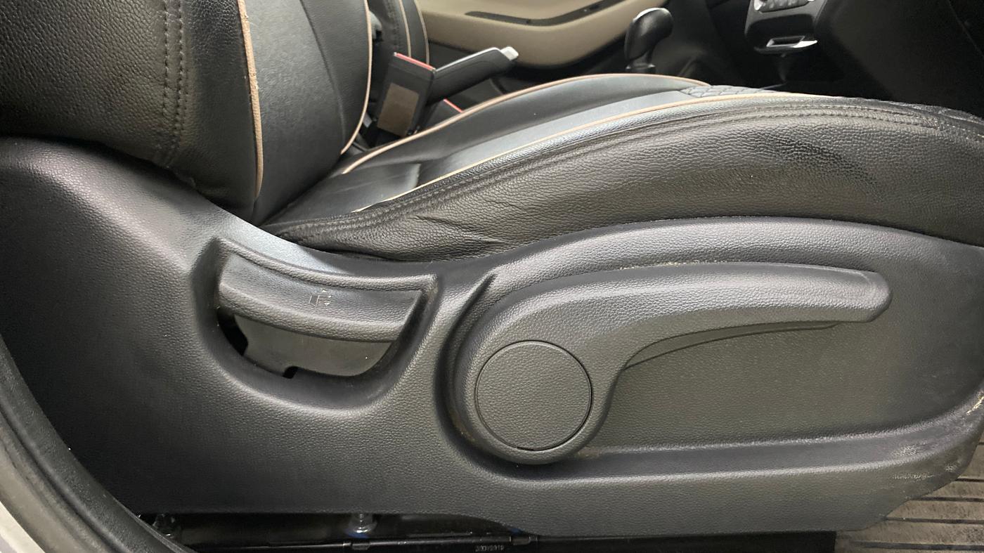 2019 Hyundai Elite i20 SPORTZ PLUS 1.2, Petrol, Manual, 44,278 km, Driver Side Adjustment Panel