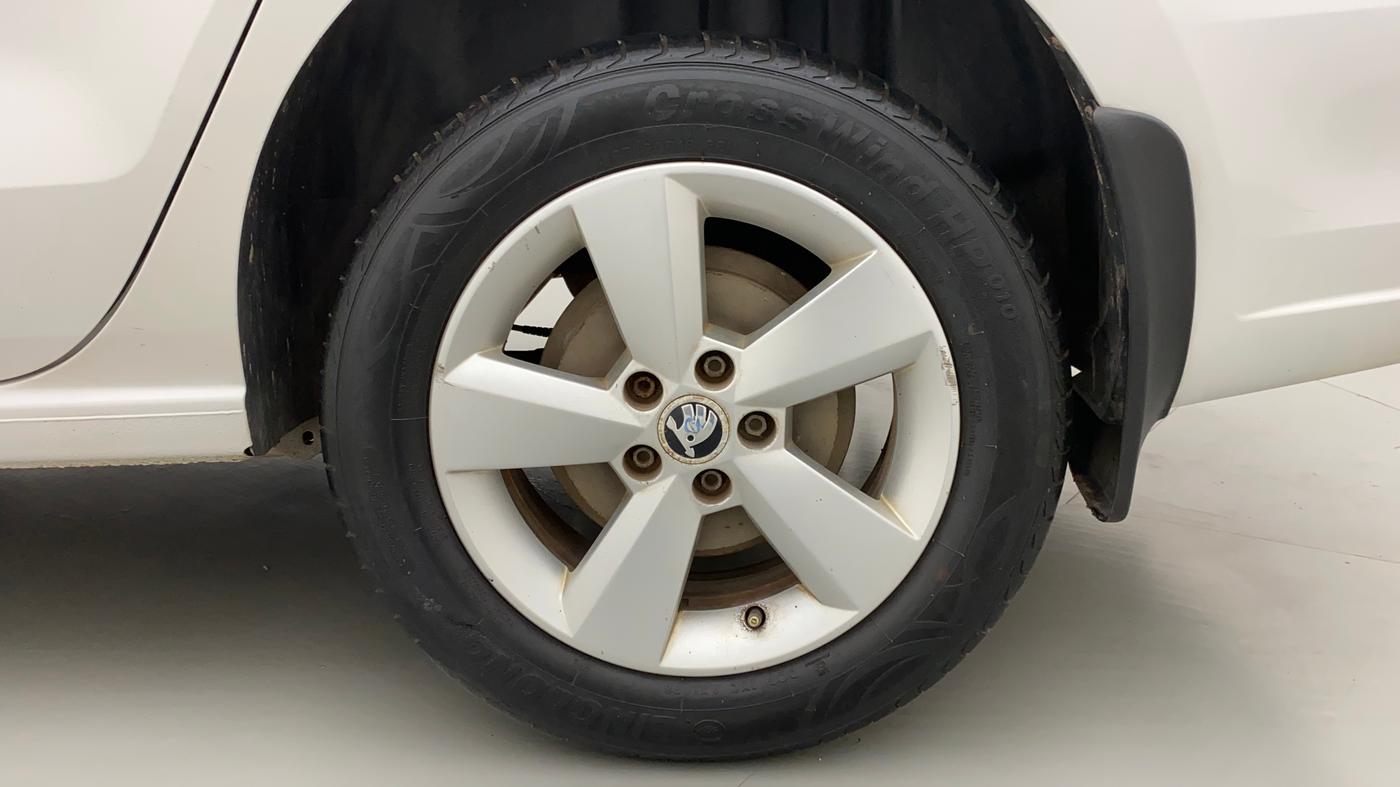 2015 Skoda Rapid 1.5 TDI CR ELEGANCE AT, Diesel, Automatic, 1,07,391 km, Left Rear Wheel