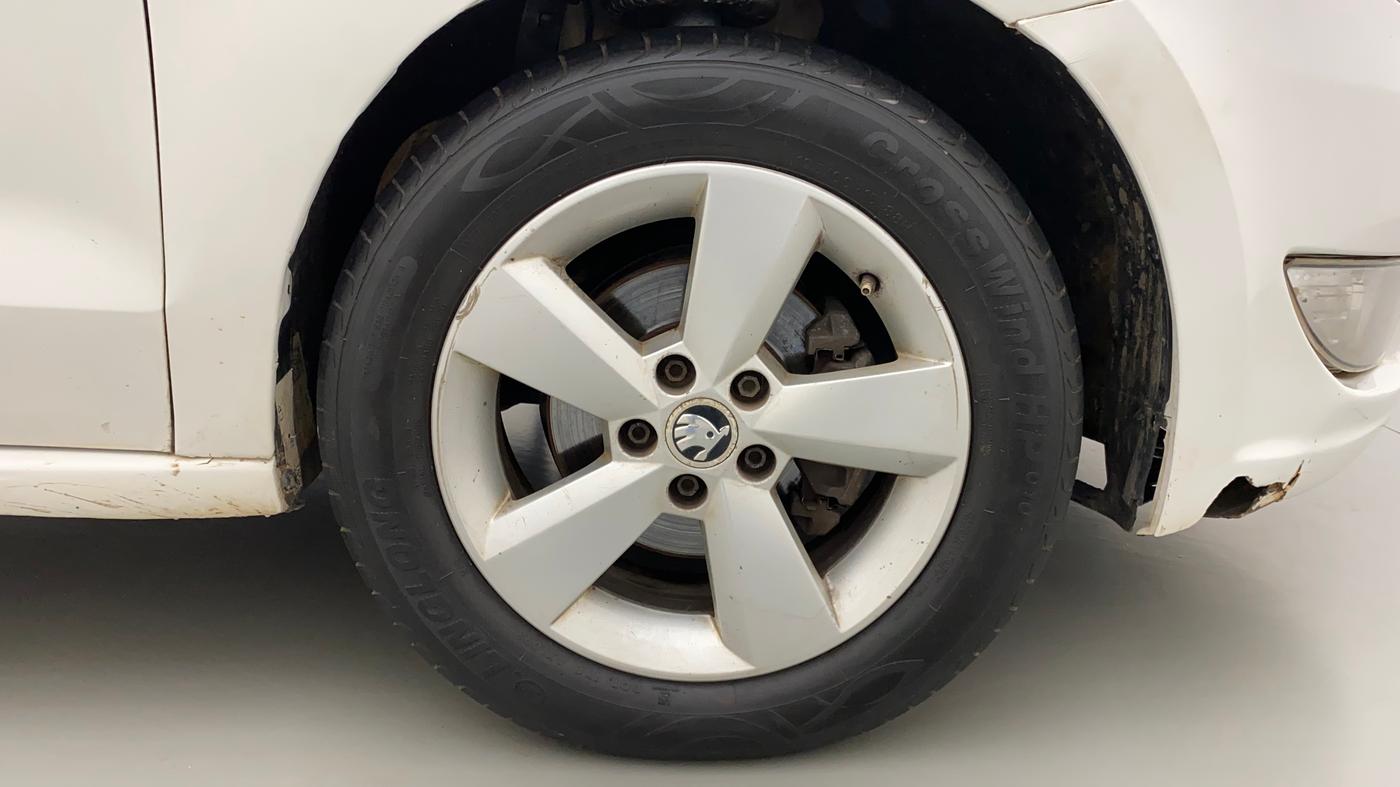 2015 Skoda Rapid 1.5 TDI CR ELEGANCE AT, Diesel, Automatic, 1,07,391 km, Right Front Wheel