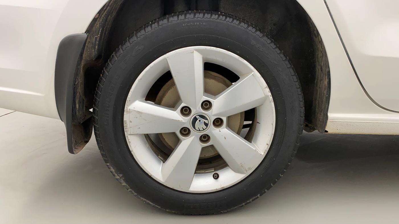 2015 Skoda Rapid 1.5 TDI CR ELEGANCE AT, Diesel, Automatic, 1,07,391 km, Right Rear Wheel