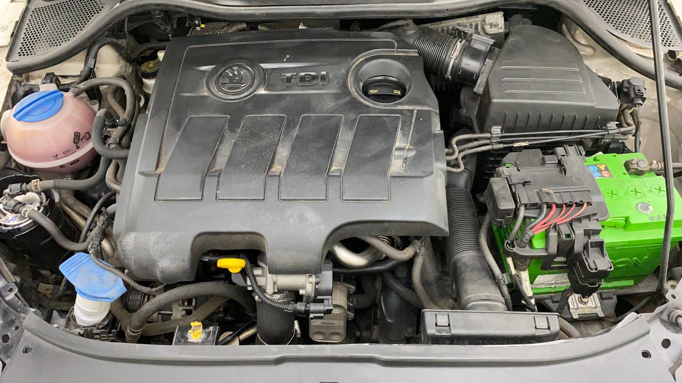 2015 Skoda Rapid 1.5 TDI CR ELEGANCE AT, Diesel, Automatic, 1,07,391 km, Open Bonet