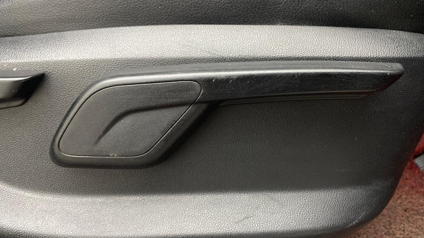 2018 Mahindra KUV 100 NXT K2 P 6 STR, Petrol, Manual, 55,096 km, Driver Side Adjustment Panel