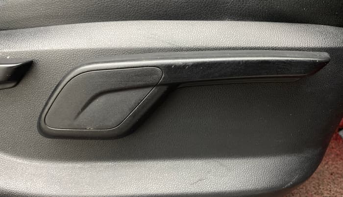2018 Mahindra KUV 100 NXT K2 P 6 STR, Petrol, Manual, 55,096 km, Driver Side Adjustment Panel