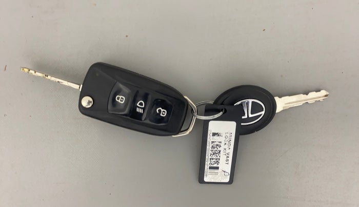 2017 Tata Tiago XT PETROL, Petrol, Manual, 37,680 km, Key Close Up