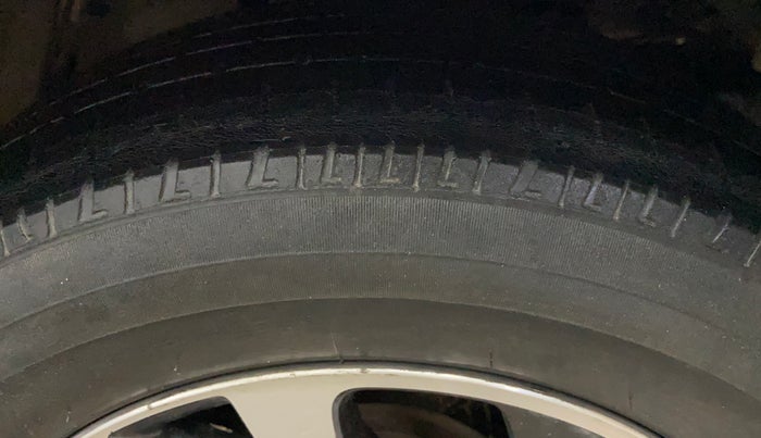 2021 Toyota Innova Crysta 2.7 GX AT 7 STR, Petrol, Automatic, 43,831 km, Right Front Tyre Tread