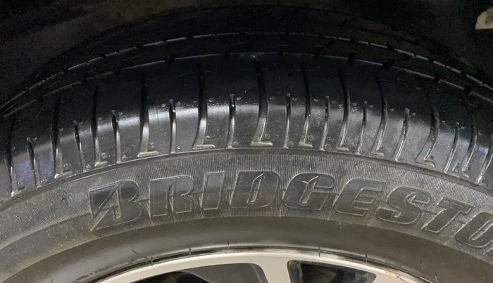 2021 Toyota Innova Crysta 2.7 GX AT 7 STR, Petrol, Automatic, 43,831 km, Right Rear Tyre Tread