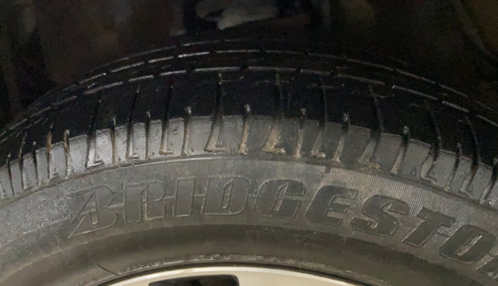 2021 Toyota Innova Crysta 2.7 GX AT 7 STR, Petrol, Automatic, 43,831 km, Left Front Tyre Tread