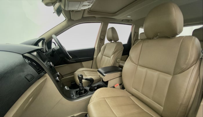2015 Mahindra XUV500 W10, Diesel, Manual, 57,926 km, Right Side Front Door Cabin