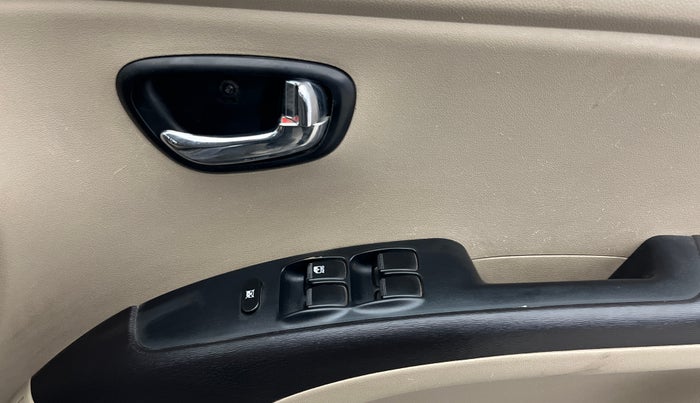 2015 Hyundai i10 SPORTZ 1.1, Petrol, Manual, 40,596 km, Driver Side Door Panels Control