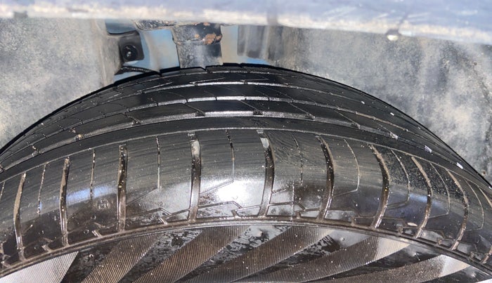 2017 Jeep Compass LONGITUDE (O) 2.0 DIESEL, Diesel, Manual, 1,20,527 km, Right Rear Tyre Tread