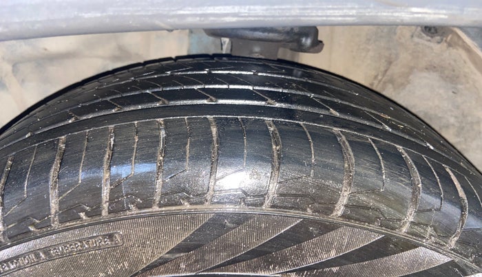 2017 Jeep Compass LONGITUDE (O) 2.0 DIESEL, Diesel, Manual, 1,20,527 km, Left Front Tyre Tread