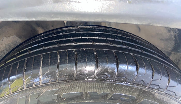 2017 Jeep Compass LONGITUDE (O) 2.0 DIESEL, Diesel, Manual, 1,20,527 km, Right Front Tyre Tread