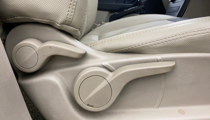 2017 Mahindra XUV500 W4, Diesel, Manual, 99,924 km, Driver Side Adjustment Panel