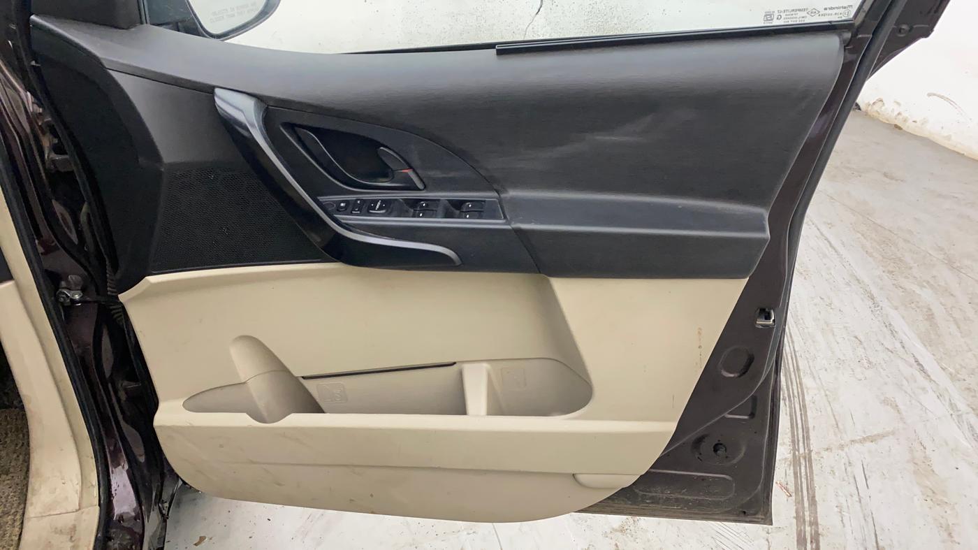 2017 Mahindra XUV500 W4, Diesel, Manual, 99,924 km, Driver Side Door Panels Control