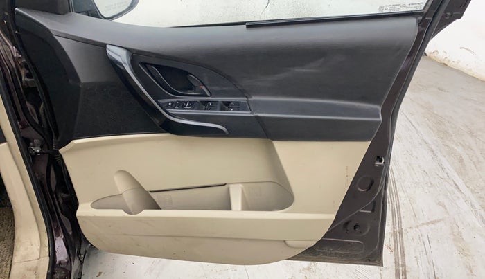 2017 Mahindra XUV500 W4, Diesel, Manual, 99,924 km, Driver Side Door Panels Control