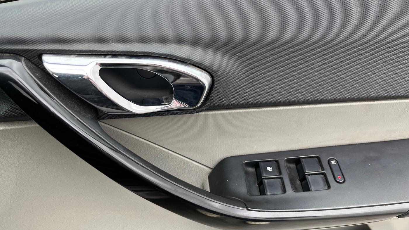 2018 Tata Tiago XZ PETROL, Petrol, Manual, 49,935 km, Driver Side Door Panels Control