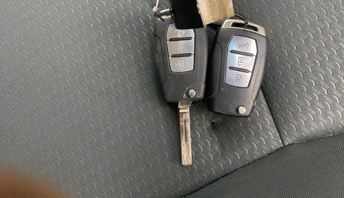 2019 Mahindra XUV300 W6 1.2 PETROL, Petrol, Manual, 36,925 km, Key Close Up