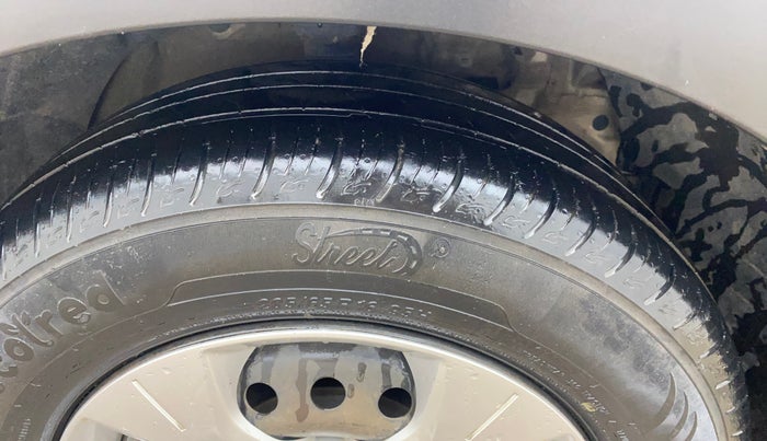 2019 Mahindra XUV300 W6 1.2 PETROL, Petrol, Manual, 36,925 km, Right Front Tyre Tread