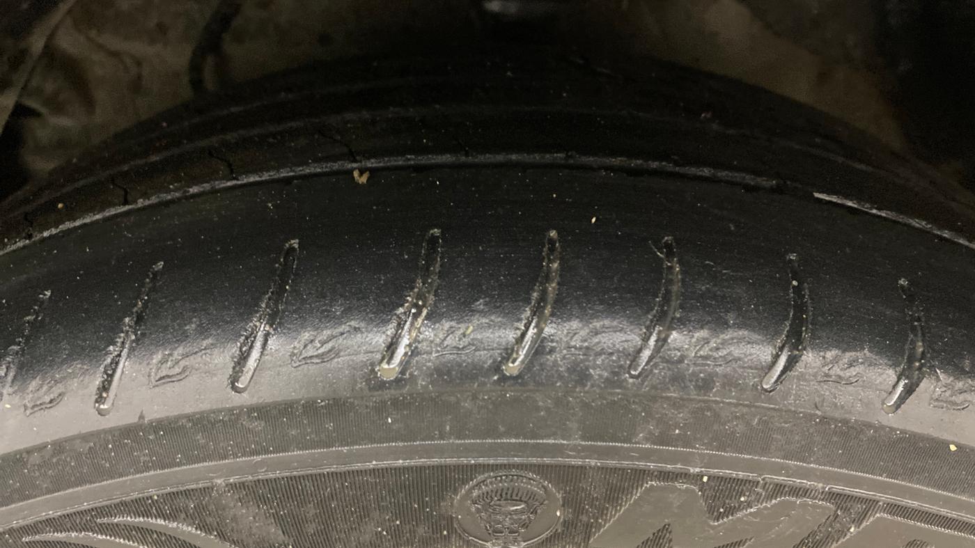 2020 Mahindra XUV300 W8 1.2 PETROL, Petrol, Manual, 80,760 km, Left Front Tyre Tread
