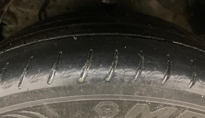 2020 Mahindra XUV300 W8 1.2 PETROL, Petrol, Manual, 80,760 km, Left Front Tyre Tread