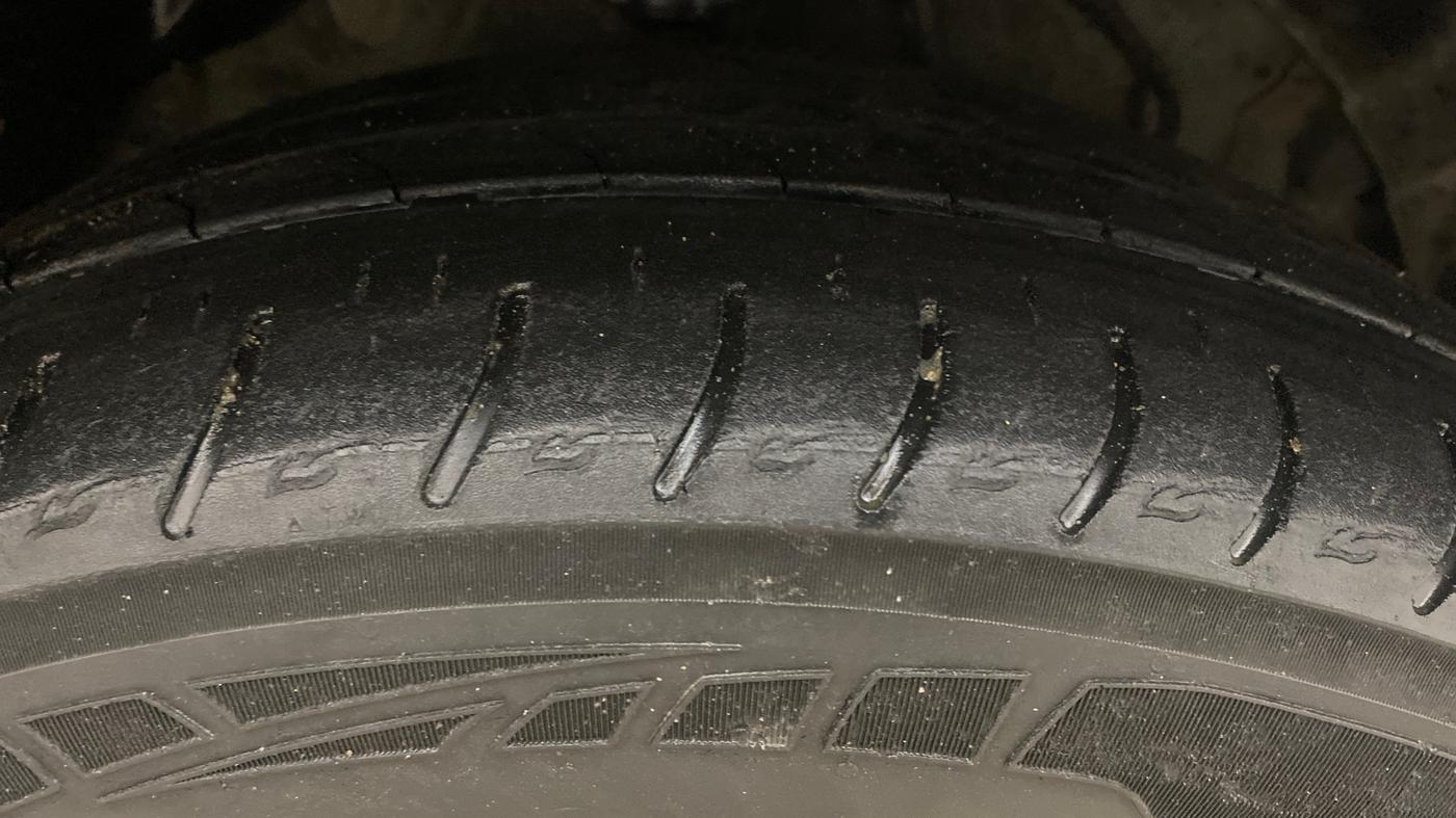 2020 Mahindra XUV300 W8 1.2 PETROL, Petrol, Manual, 80,760 km, Right Front Tyre Tread