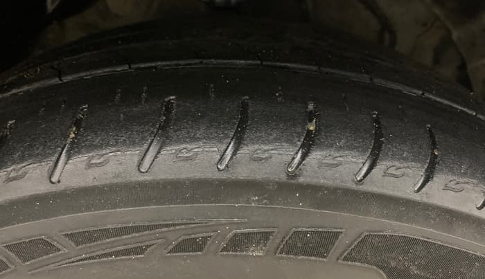 2020 Mahindra XUV300 W8 1.2 PETROL, Petrol, Manual, 80,760 km, Right Front Tyre Tread