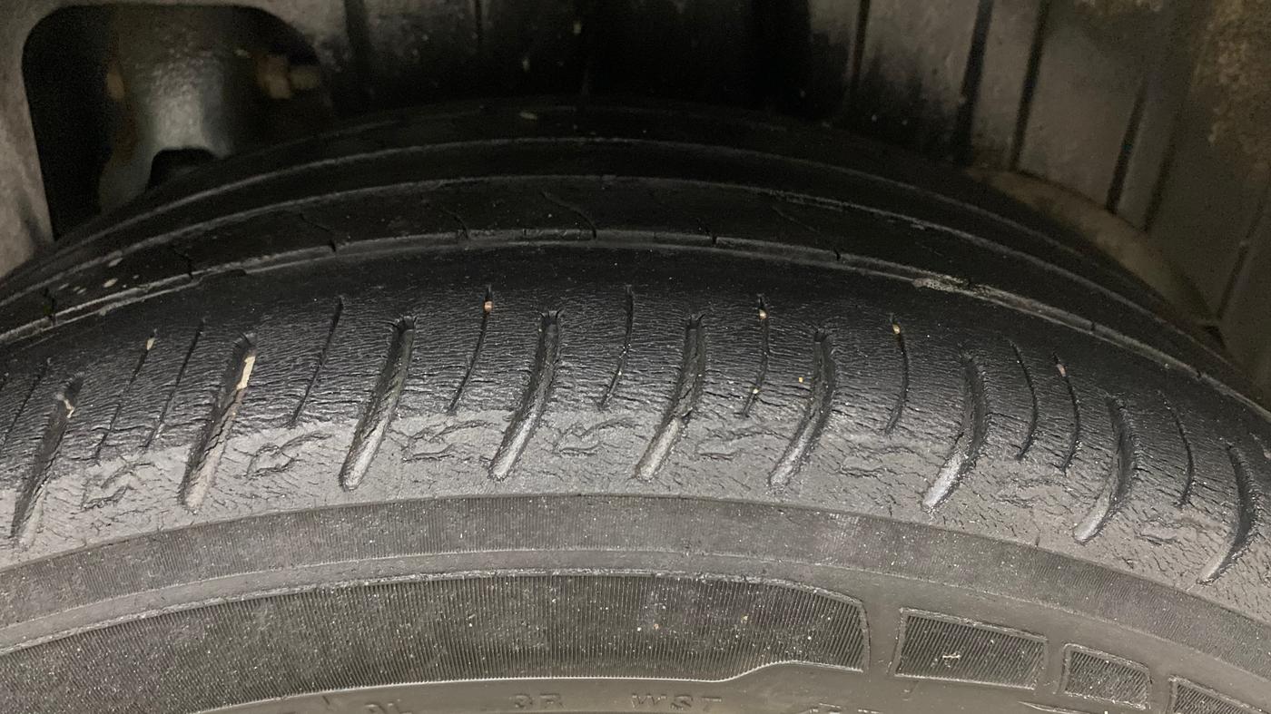 2020 Mahindra XUV300 W8 1.2 PETROL, Petrol, Manual, 80,760 km, Left Rear Tyre Tread