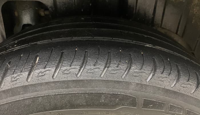 2020 Mahindra XUV300 W8 1.2 PETROL, Petrol, Manual, 80,760 km, Left Rear Tyre Tread