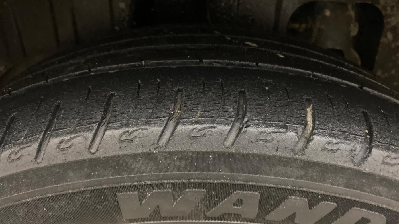 2020 Mahindra XUV300 W8 1.2 PETROL, Petrol, Manual, 80,760 km, Right Rear Tyre Tread
