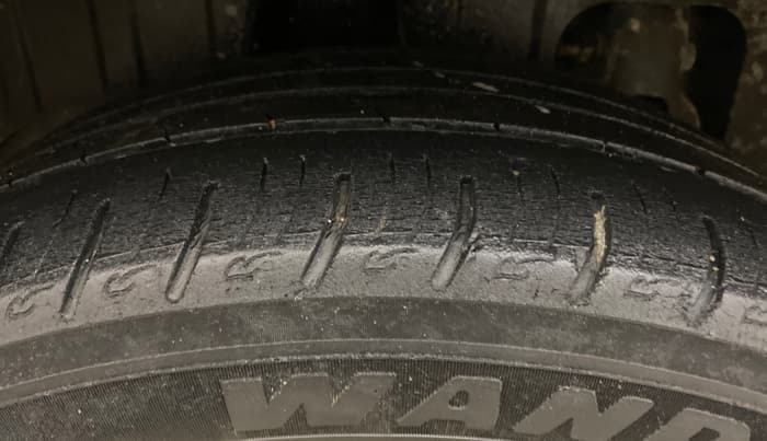2020 Mahindra XUV300 W8 1.2 PETROL, Petrol, Manual, 80,760 km, Right Rear Tyre Tread