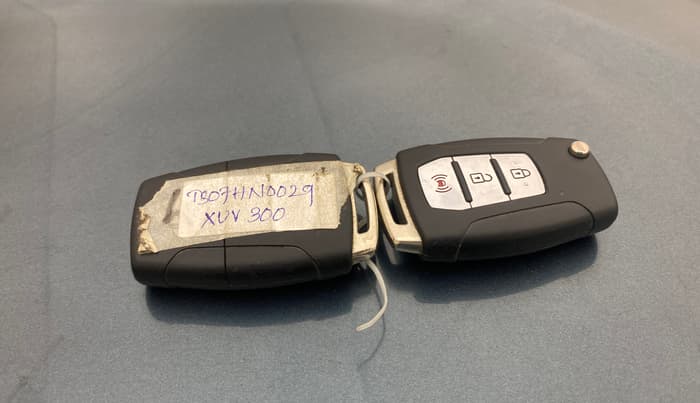 2020 Mahindra XUV300 W8 1.2 PETROL, Petrol, Manual, 80,760 km, Key Close Up