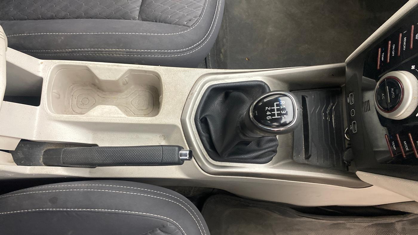 2020 Mahindra XUV300 W8 1.2 PETROL, Petrol, Manual, 80,760 km, Gear Lever