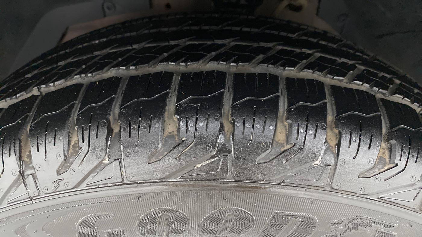 2018 Mahindra XUV500 W9, Diesel, Manual, 1,15,294 km, Left Front Tyre Tread