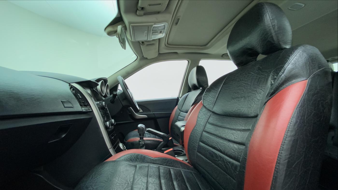 2018 Mahindra XUV500 W9, Diesel, Manual, 1,15,294 km, Right Side Front Door Cabin
